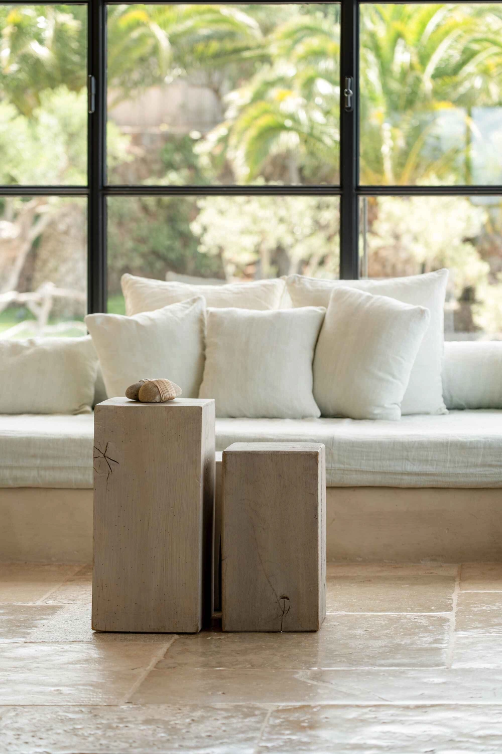 Imagen de una propiedad en Mallorca en la que se muestra una mesa de centro dentro de la propiedad.