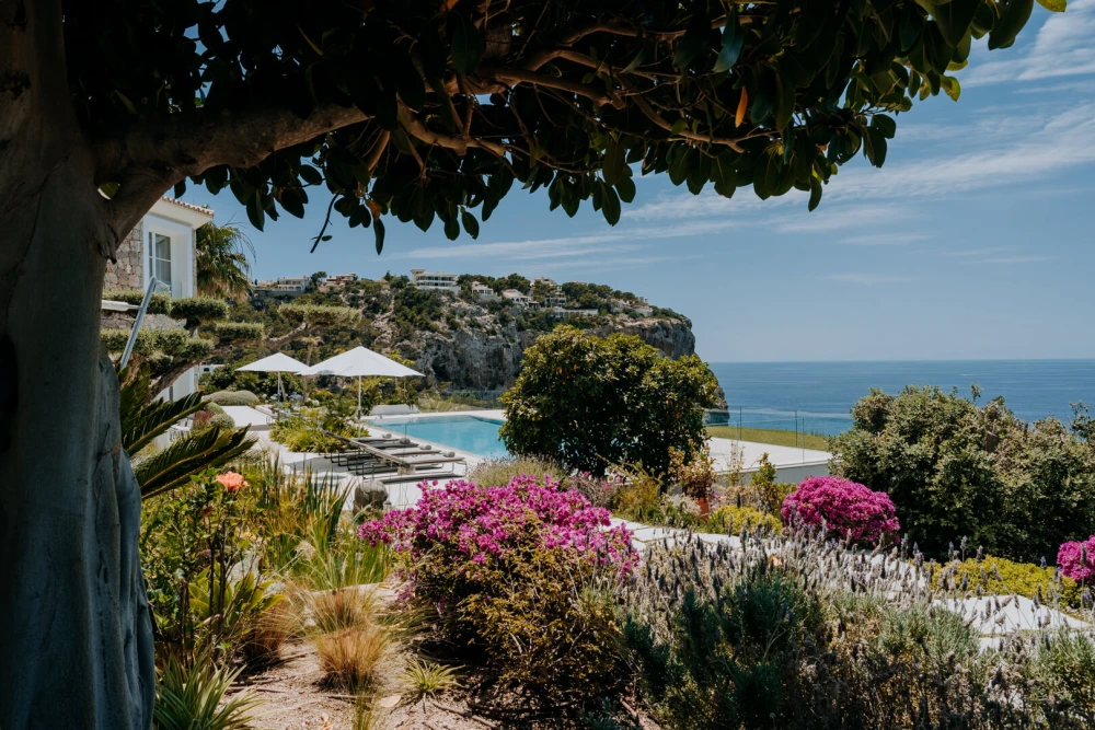 Una foto de una propiedad en Mallorca que muestra su piscina y sus vistas.