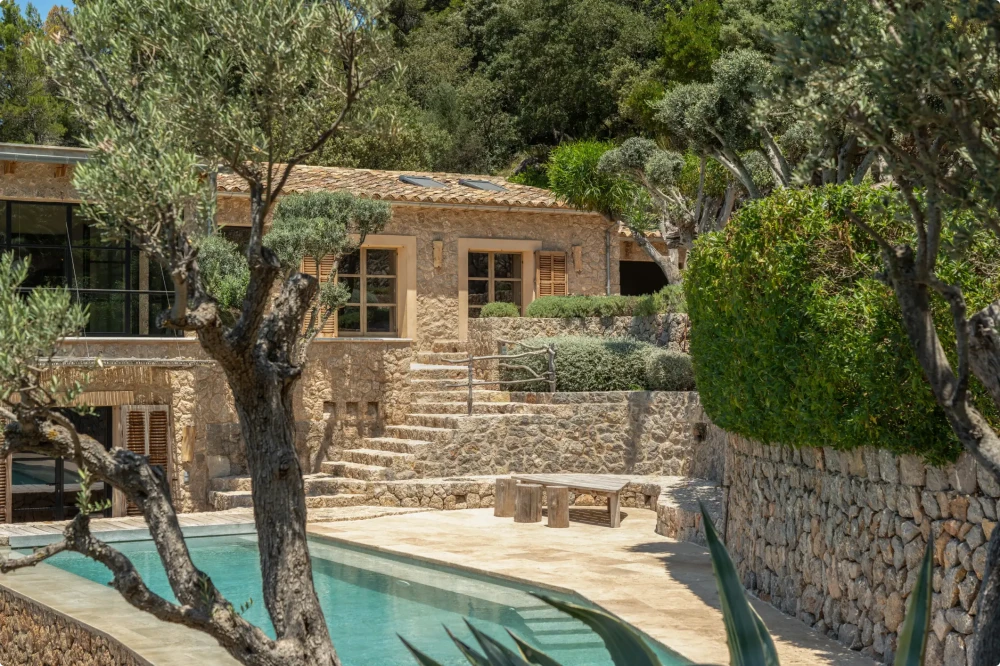 Una piscina exterior dentro de los terrenos de una propiedad en Mallorca.