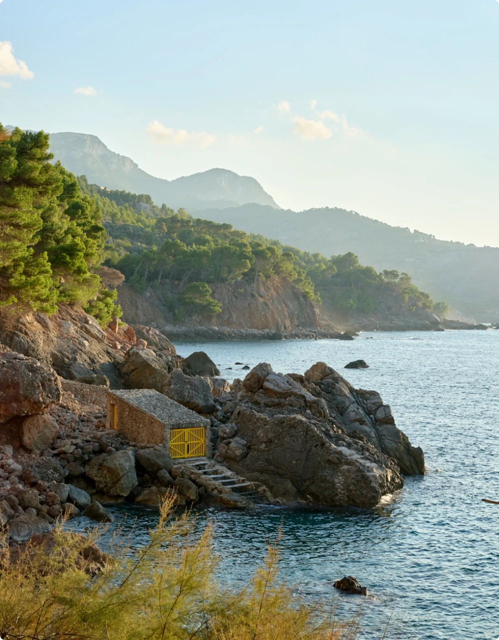 Acantilado de la cala costera