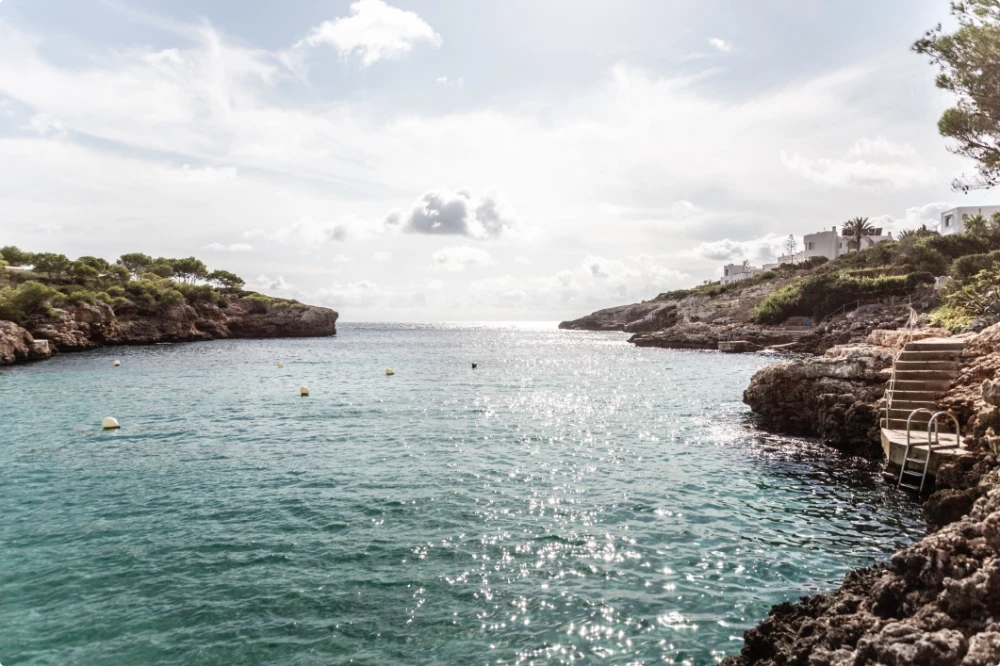 Una vista costera del mar del sureste de Mallorca.
