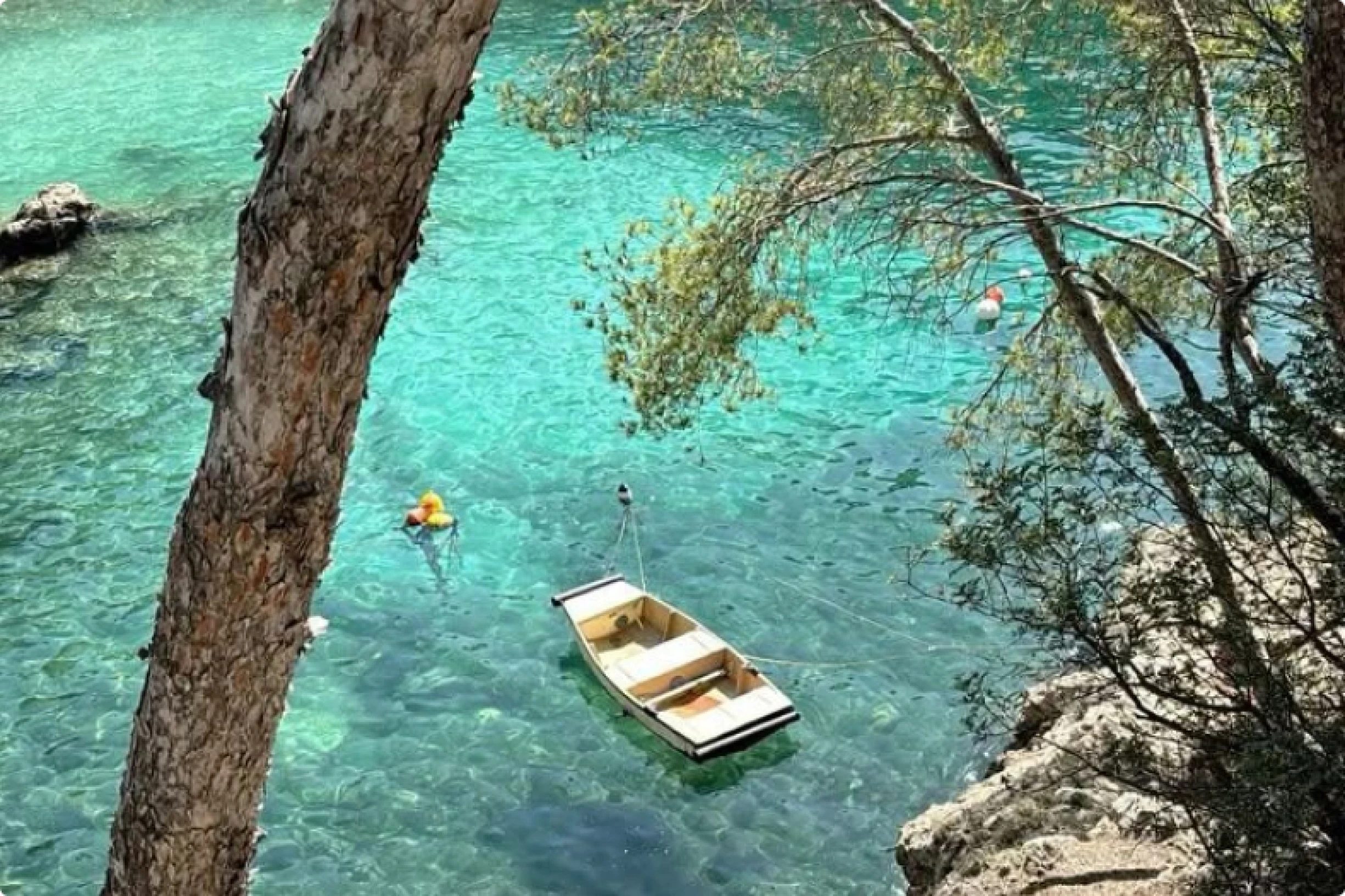 Un bote de remos flotando en el océano. 
