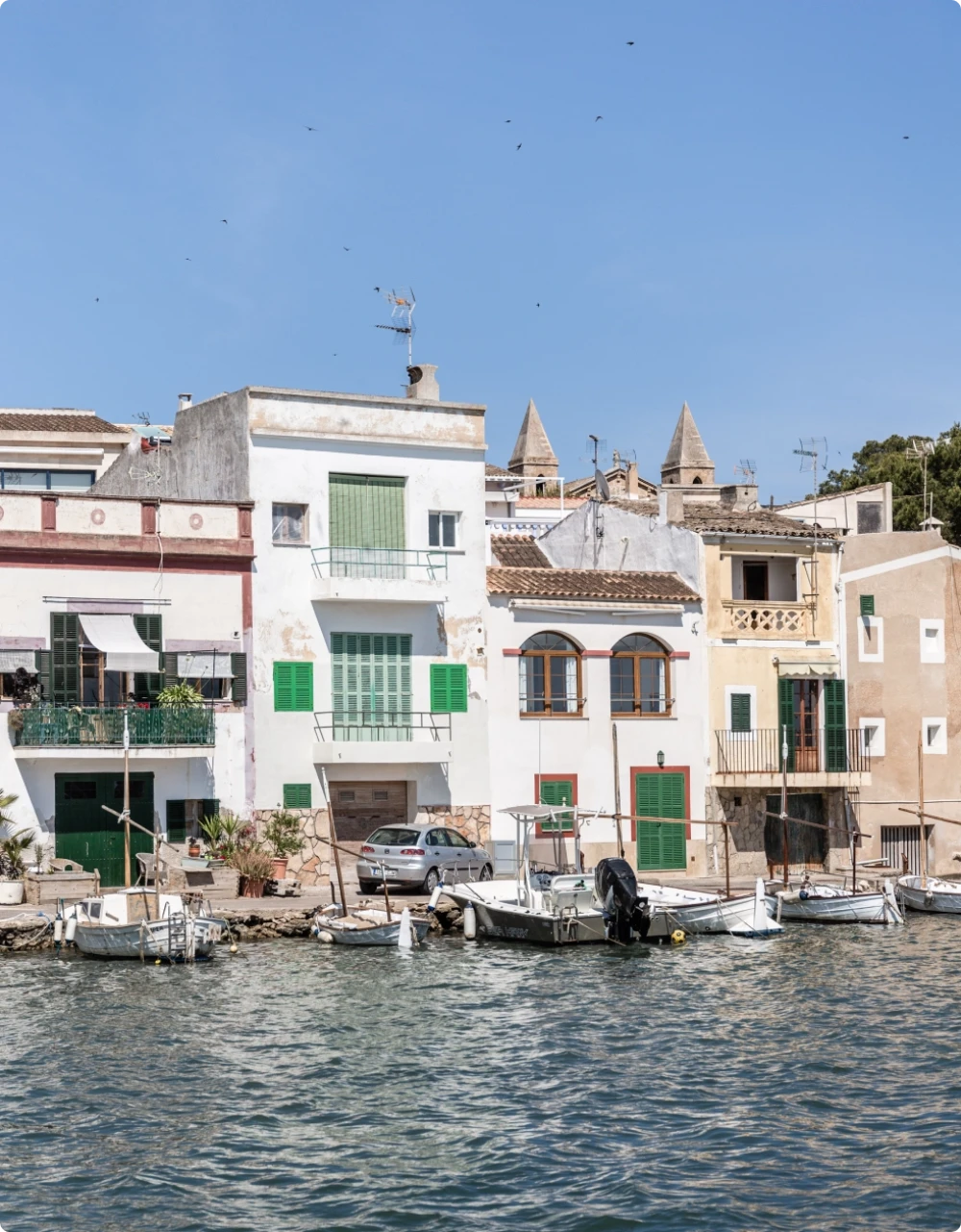 Una propiedad blanca situada frente al mar.