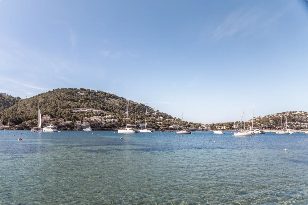 Barcos anclados en el océano.