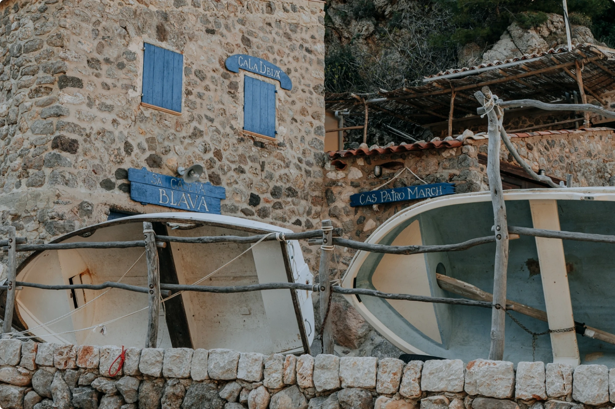 Una imagen de dos barcos fuera de un cobertizo para barcos.