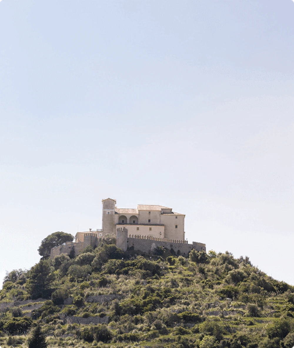 El histórico santuario de Sant Salvador, encaramado en la cima de una verde colina en Artà.