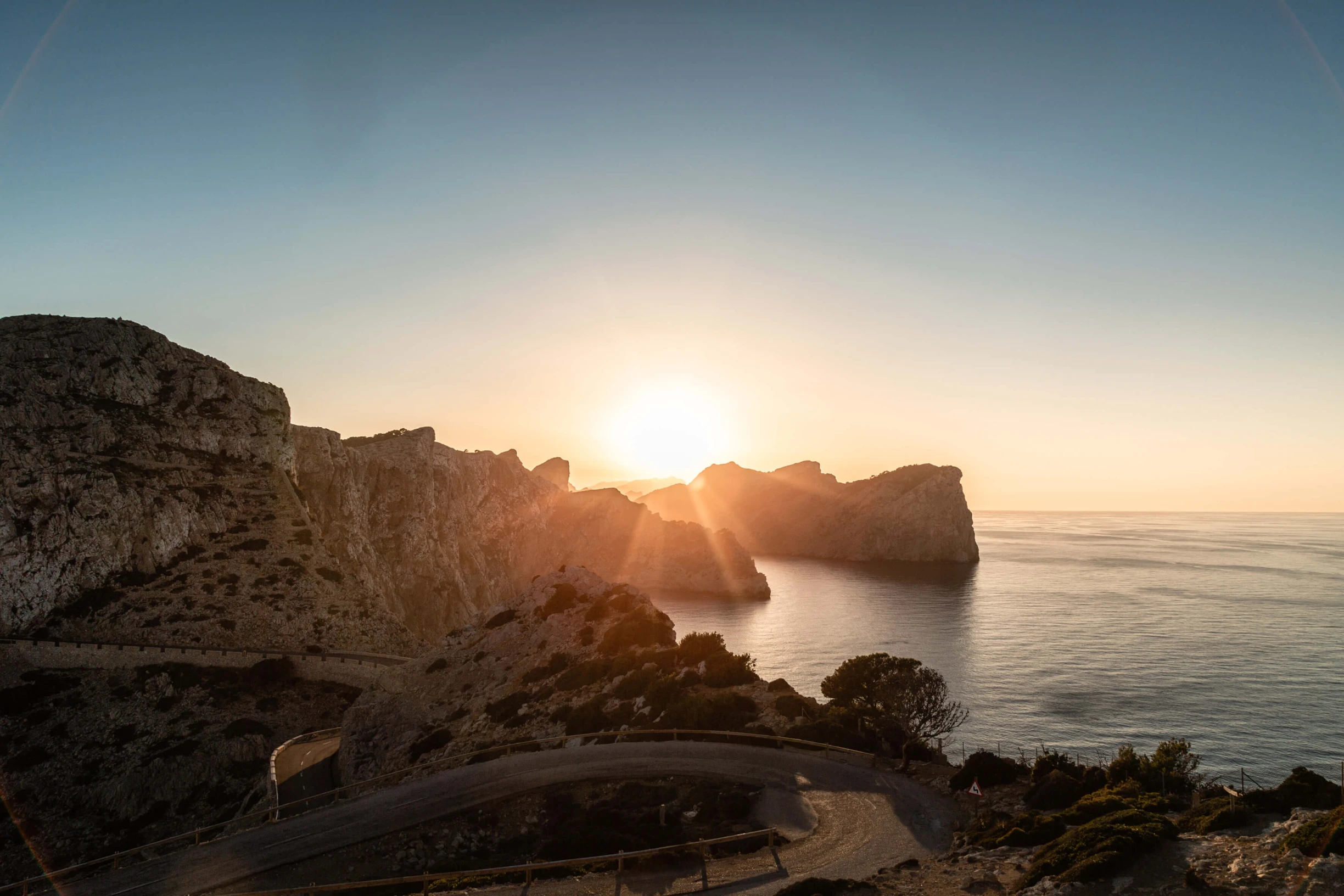 Puesta de sol sobre los acantilados de Formentor