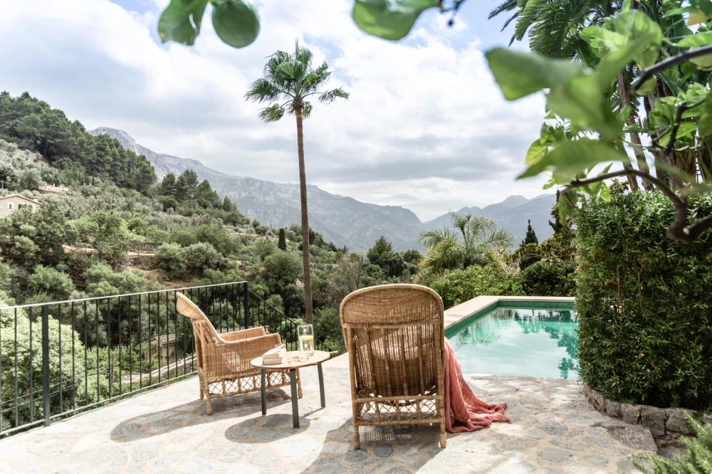 Dos sillas cerca de la piscina