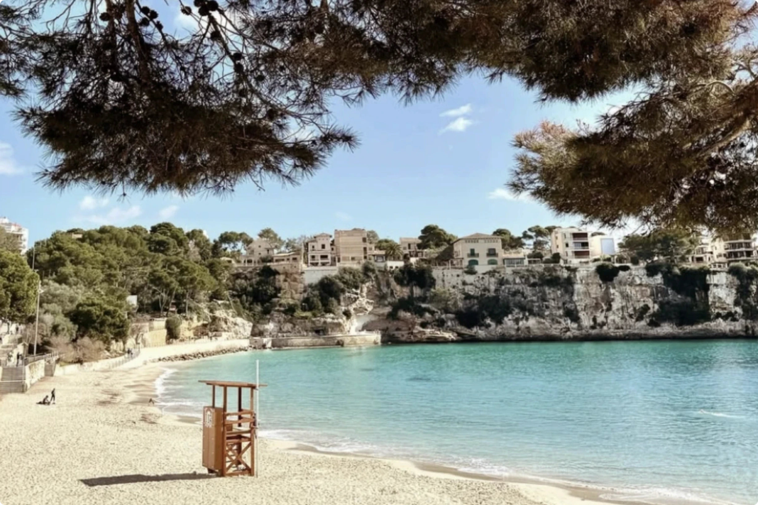 Costa con mar turquesa