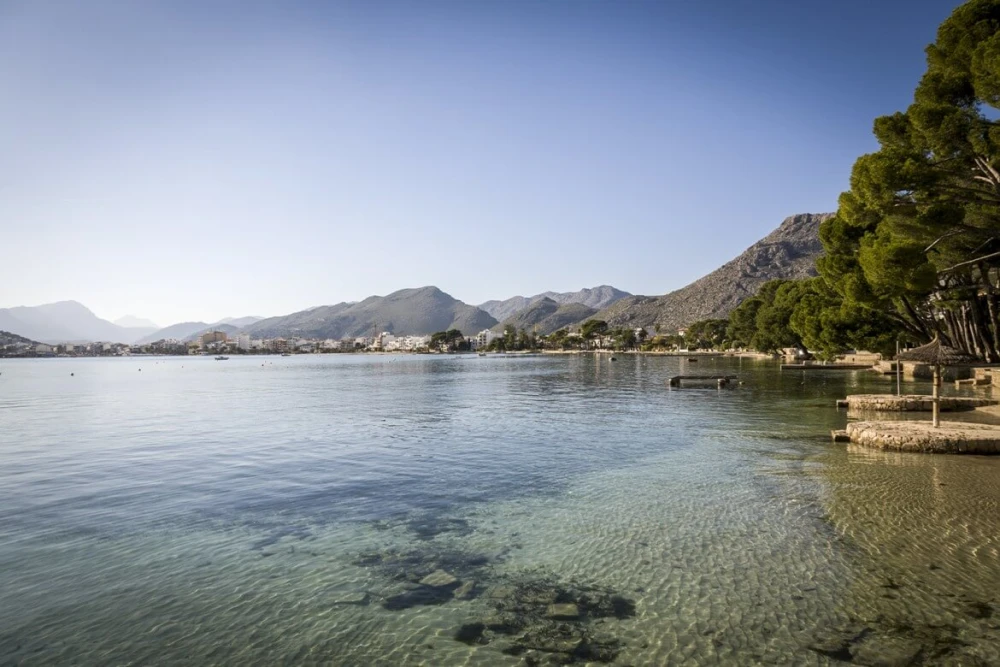 Tranquila bahía y aguas cristalinas de Port de Pollença, Mallorca