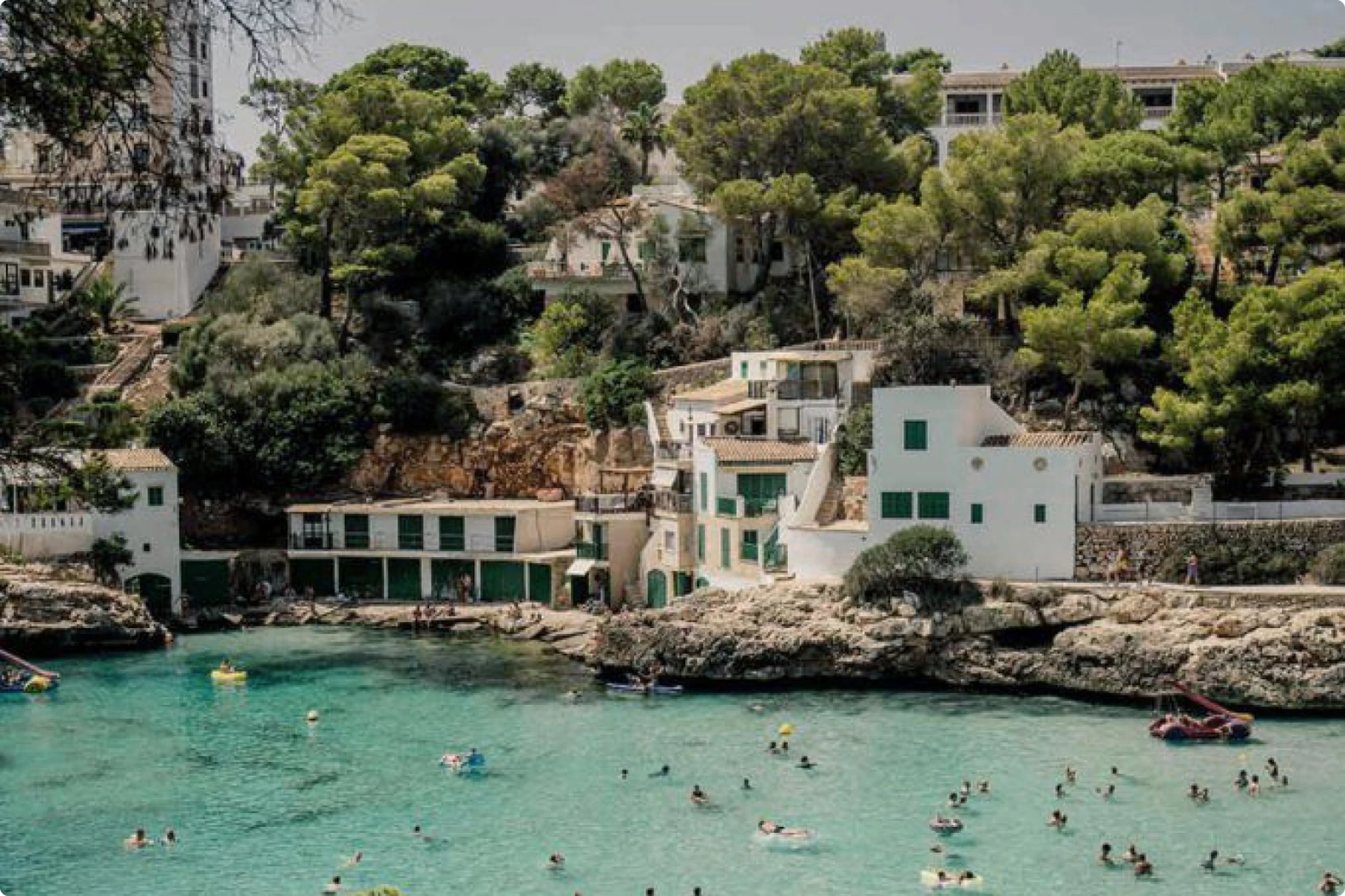 Gente nadando en el océano
