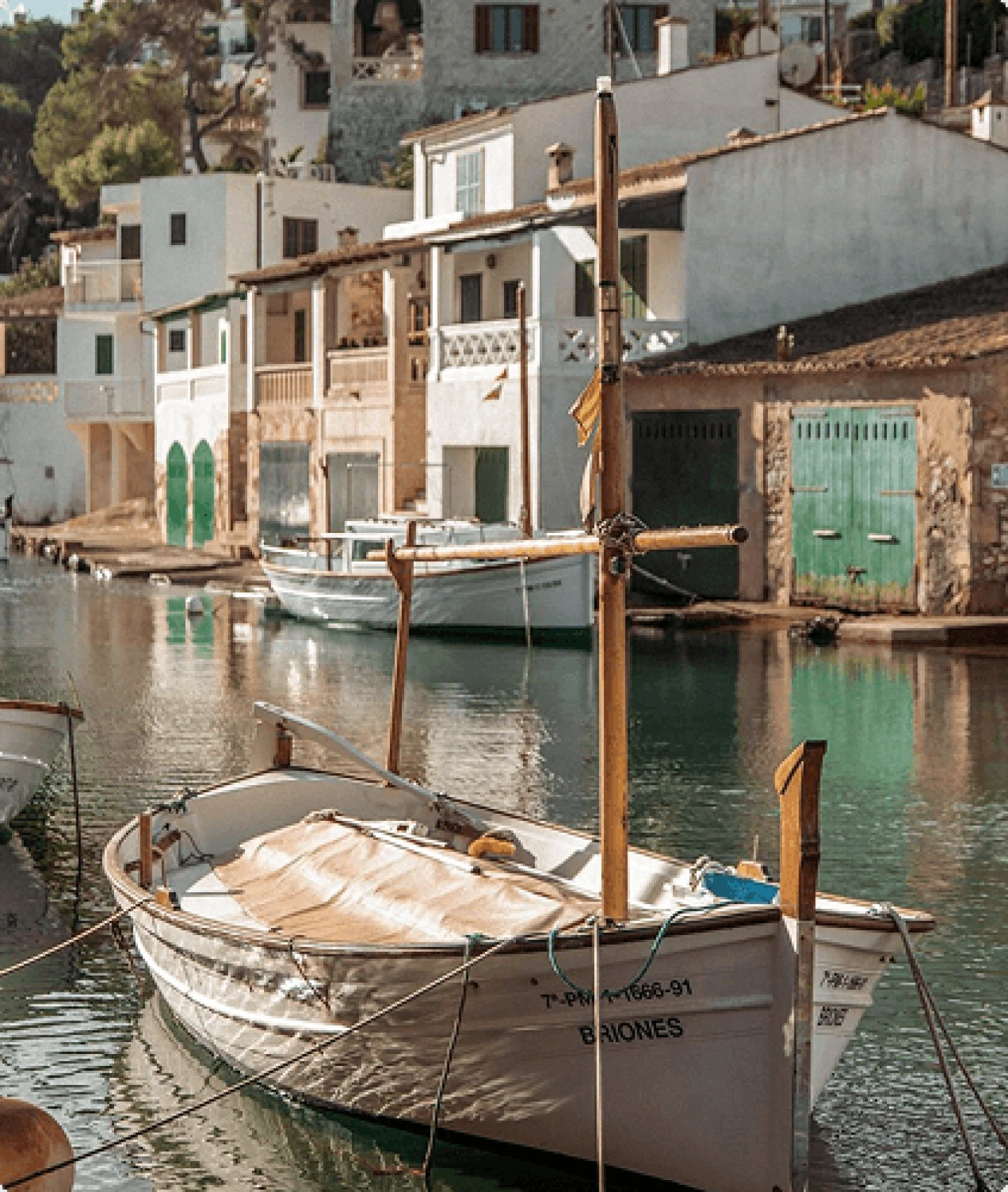 Barcos pesqueros tradicionales amarrados en la pintoresca ensenada de Cala Figuera, cerca de Santanyí.