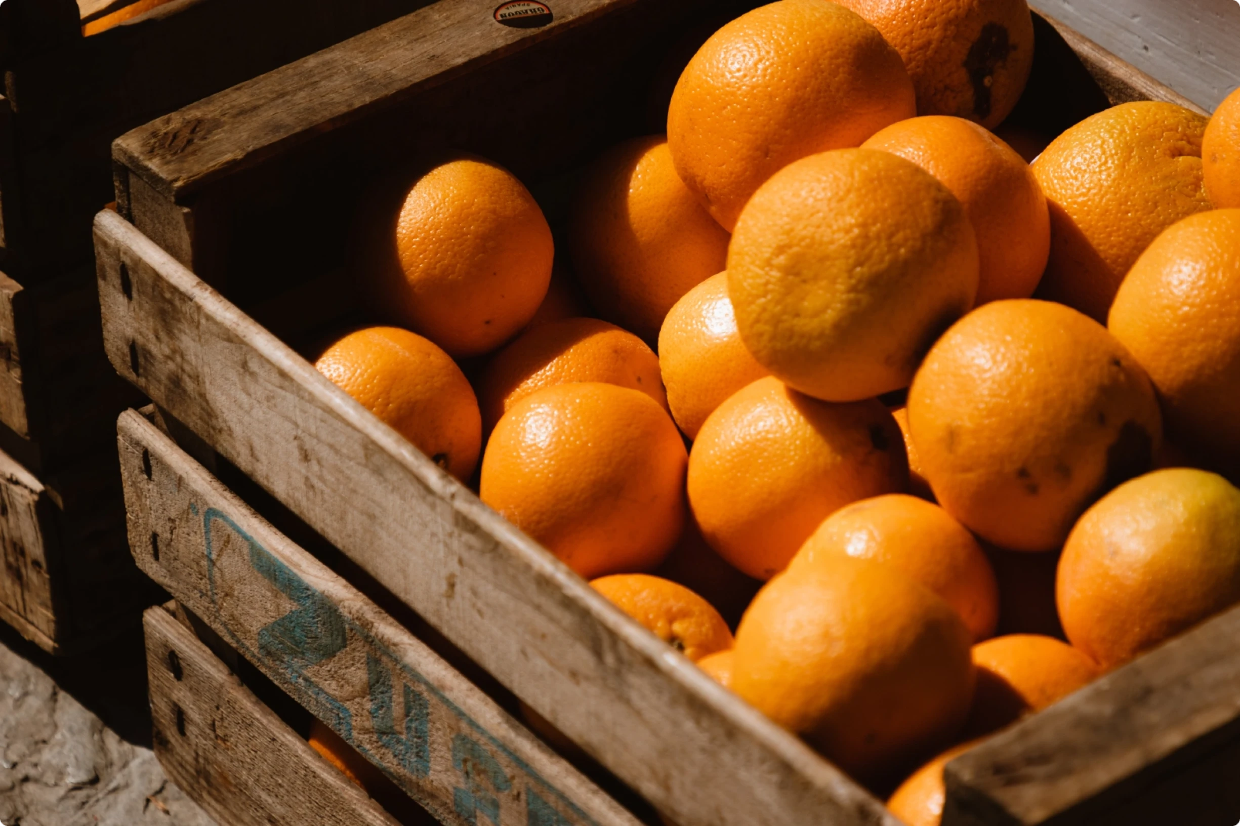 Una caja de madera con naranjas
