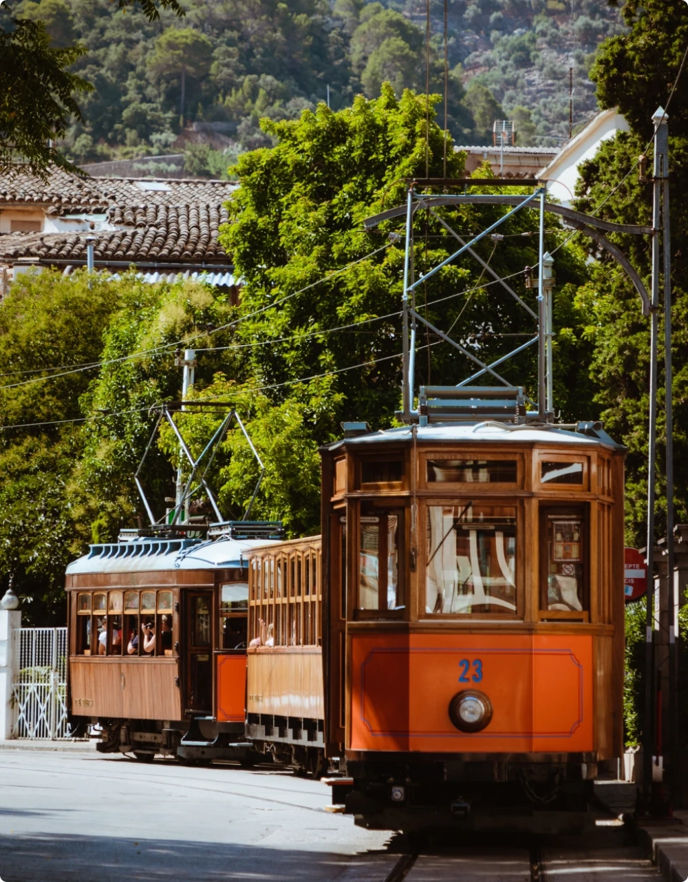 Un tranvía en una vía de tranvía