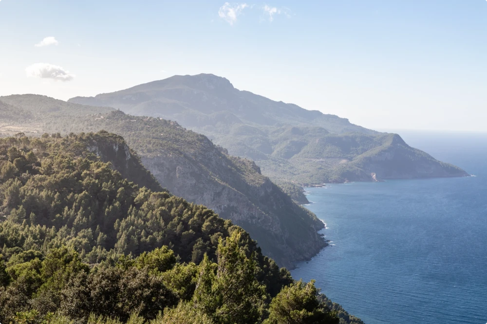 Vista panorámica de la sierra de Tramuntana y el mar cerca de Valldemossa.