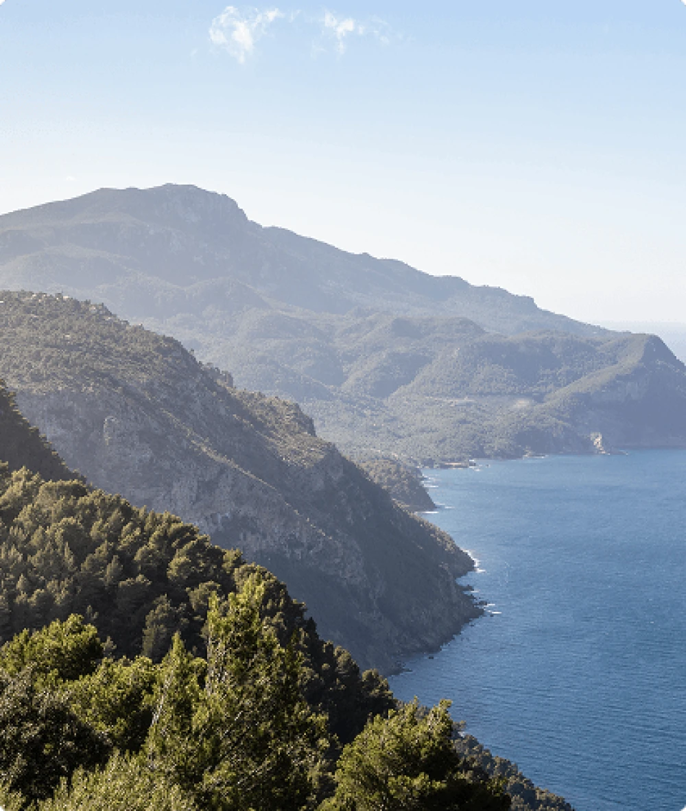 Vista panorámica de la sierra de Tramuntana y el mar cerca de Valldemossa.