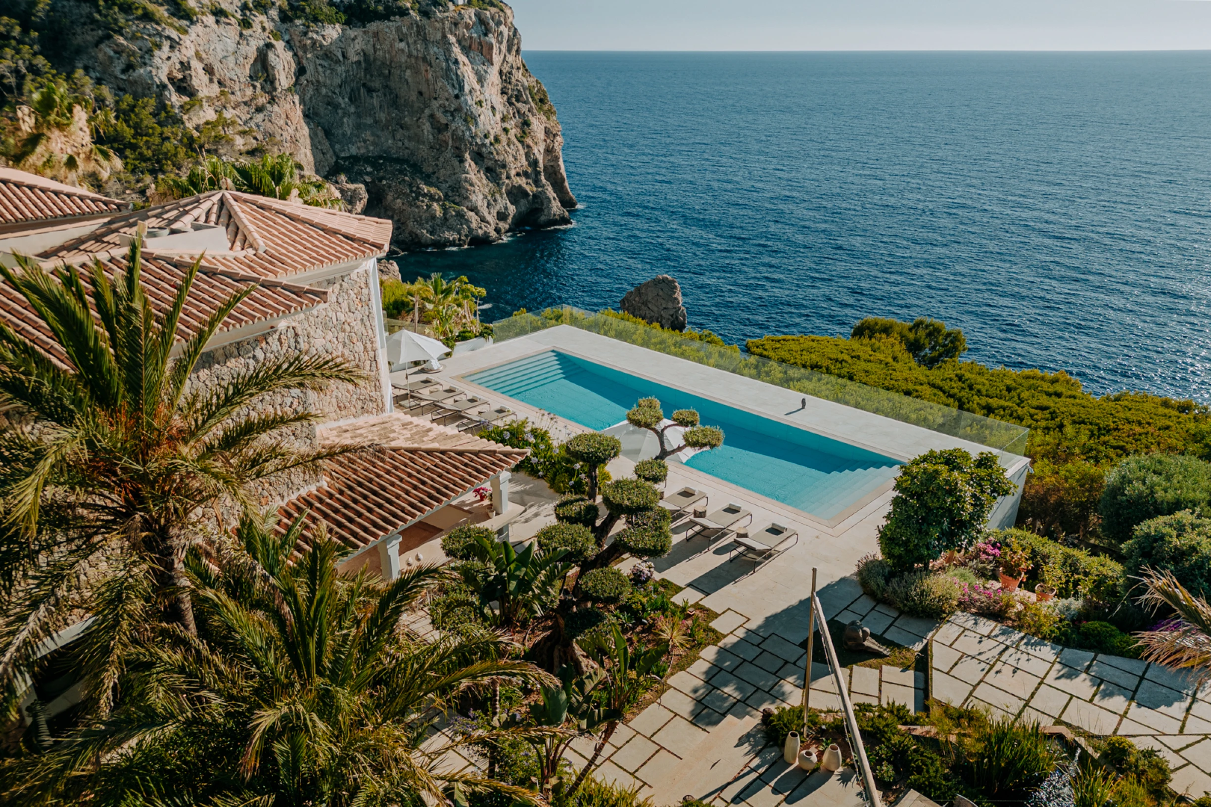 Una foto aérea de una propiedad en Mallorca que muestra su piscina y sus vistas.